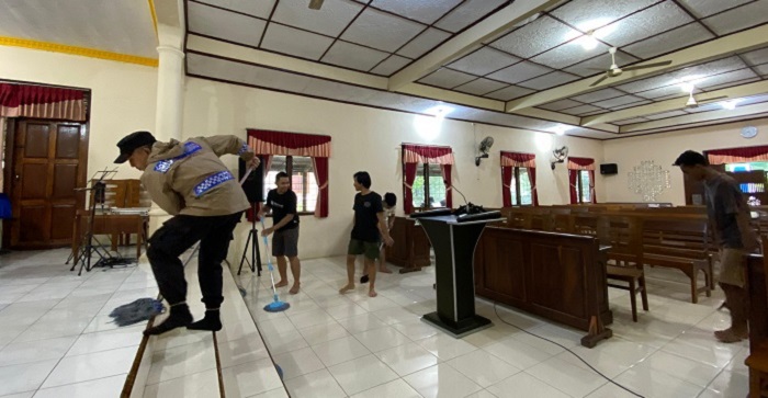 BERSIH: Berbekal Pel hingga Sapu, Polisi Bersihkan Rumah Ibadah di Pakis Aji Jepara
