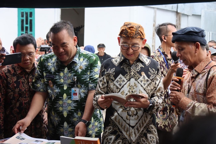 MEMBACA: Bupati Blora Arief Rohman dan Menteri Kebudayaan Fadli Zon membaca buku-buku karya Pramoedya Ananta Toer
