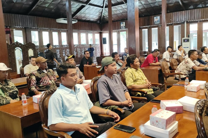 AUDIENSI: Sejumlah warga Karanganyar menghadiri audiensi terkait ganti lahan Bendungan Cabean.