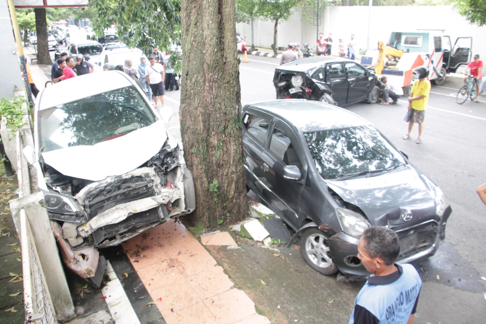 TERJEPIT: Mobil Honda Freed Nopol K 1801 KA berwana putih menabrak tiga kendaraan yang terparkir di Jalan dr Loekmono Hadi, Kudus, saat CFD pada Minggu, 9 Februari 2025.  &nbsp;