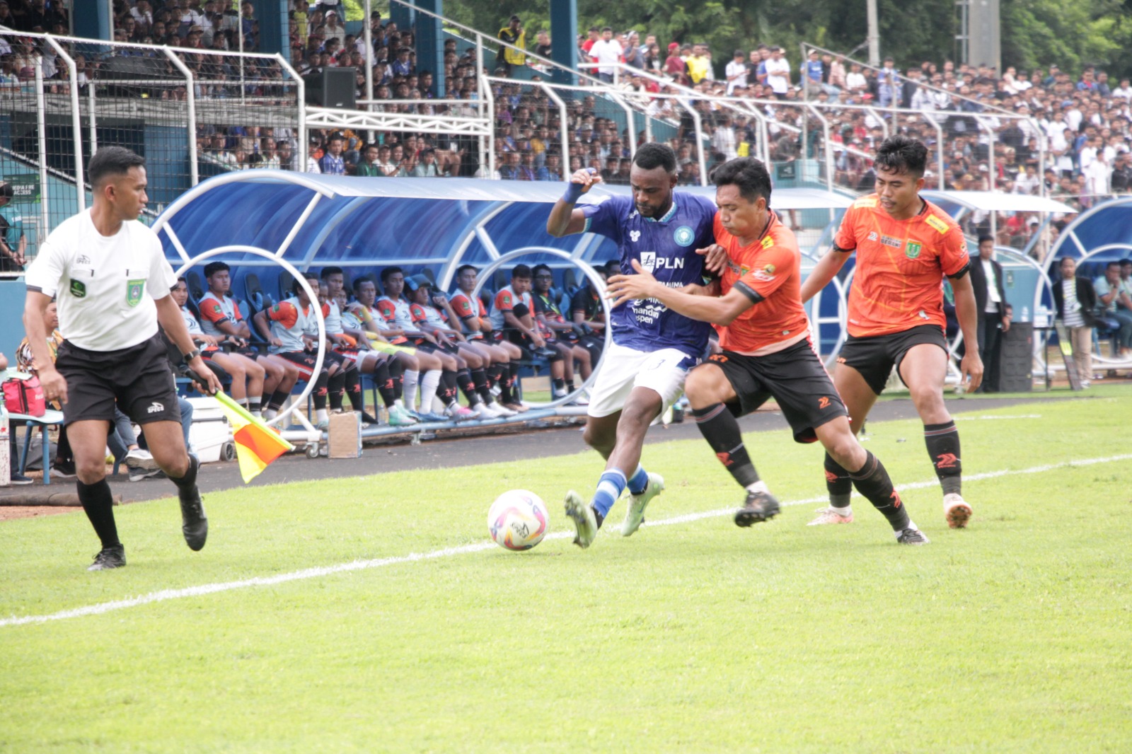 POIN ABSOLUT: Pemain Persiku Kudus Richard Gadze selebrasi bersama rekan-rekannya usai membobol gawang Persibo di Stadion Wergu Wetan Kudus pada Minggu, 9 Februari 2025.  &nbsp;