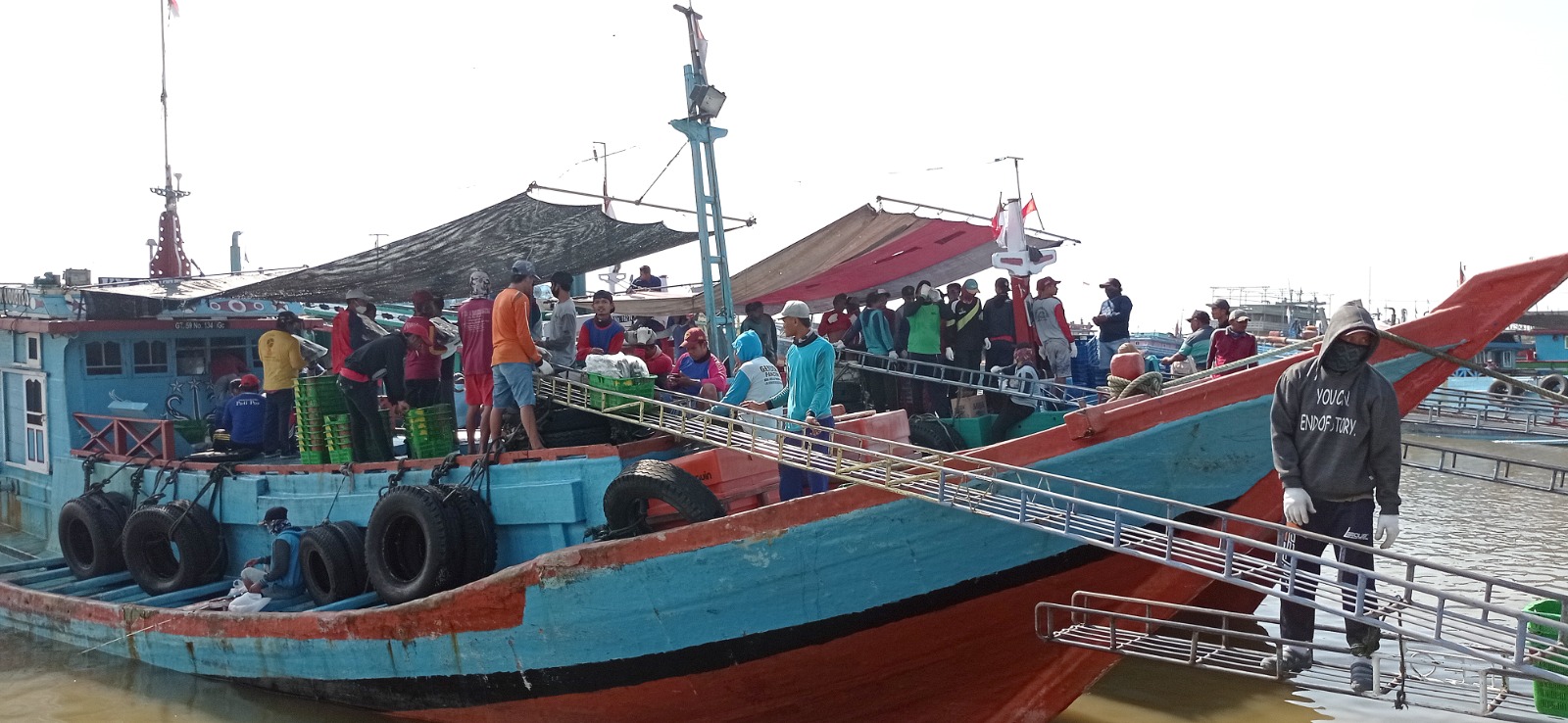 TANGKAP IKAN: Kapal-kapal ikan berlabuh di kawasan pelabuhan perikanan Juwana belum lama ini.