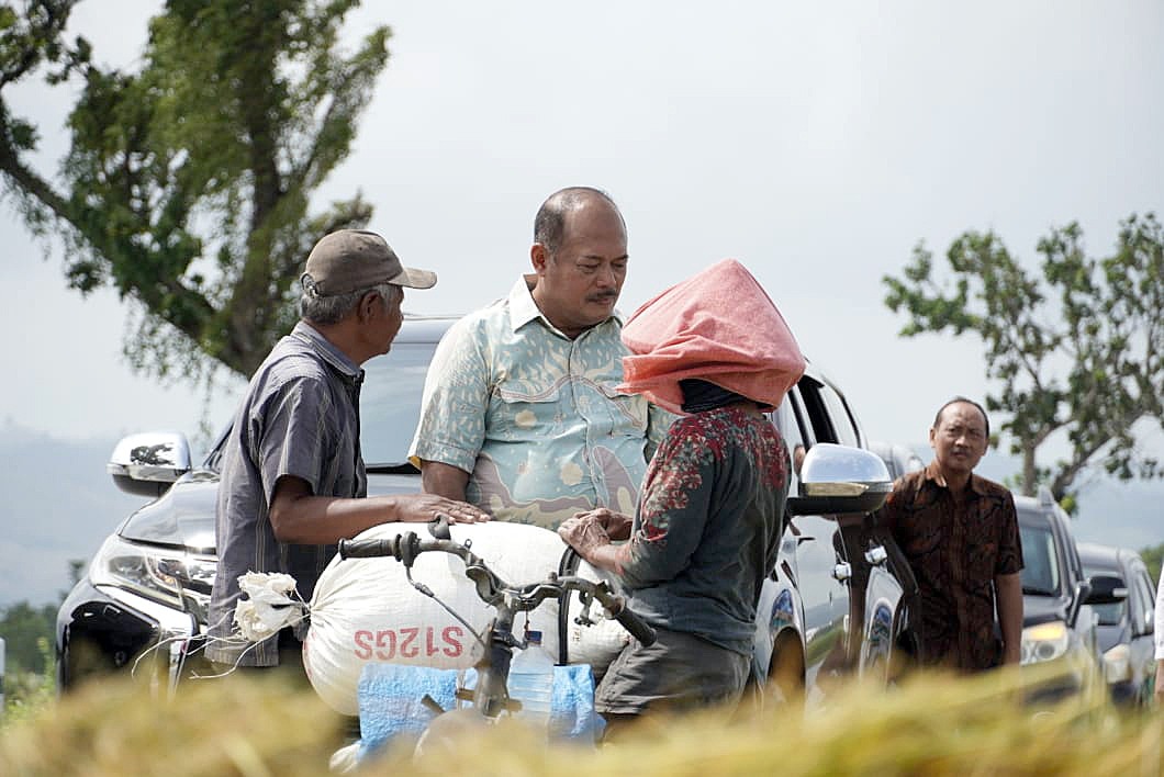 DIBANTU: Pj Bupati Pati, Sujarwanto Dwiatmoko memberikan bantuan kepada petani di Desa Kasiyan, Sukolilo pada Minggu, 9 Februari 2025.