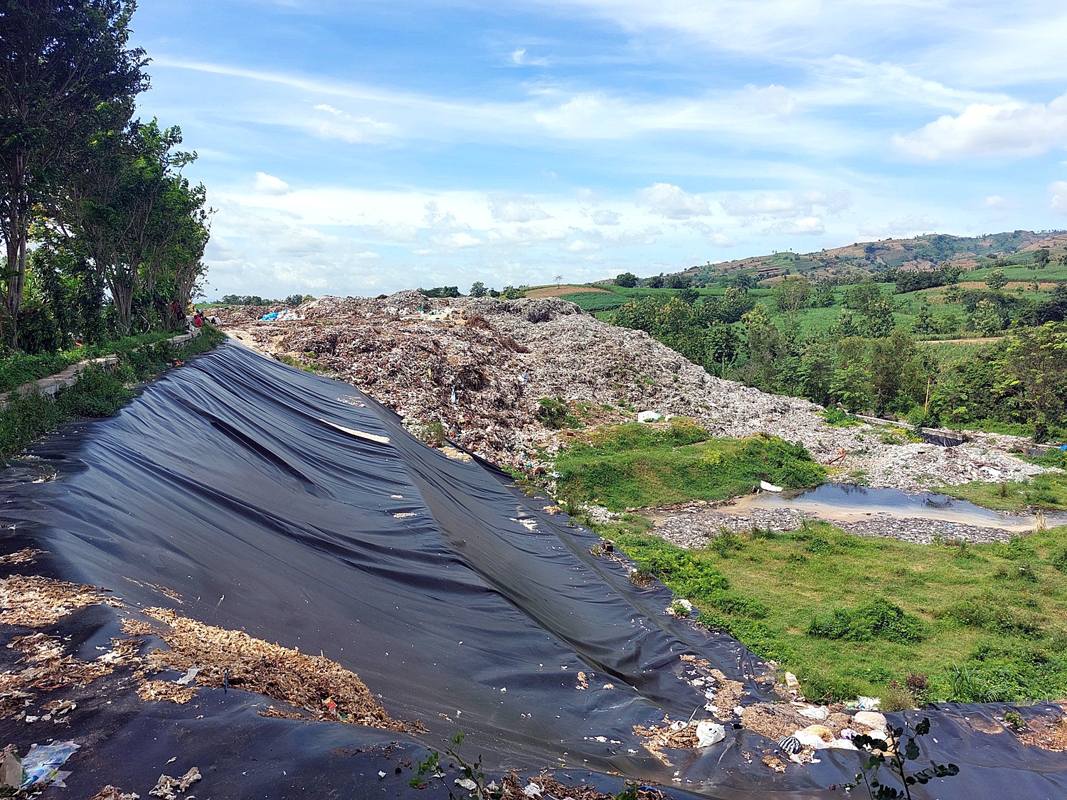 MENUMPUK: Sampah di TPA Sukoharjo mulai menggunung belum lama ini.