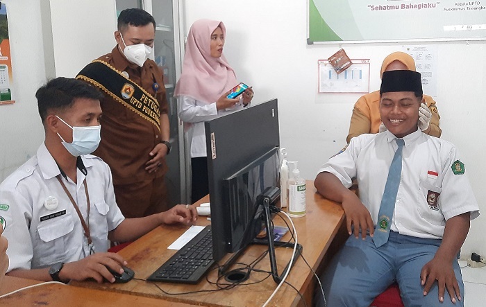 LAUNCHING: Petugas Puskesmas Tawangharjo saat melakukan pemeriksaan kesehatan gratis (PKG) ke pelajar.