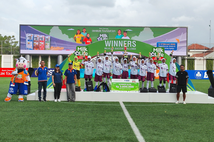 MEMBANGGAKAN: Pemain SDUT Bumi Kartini Jepara mengangkat trofi juara MLSC 2025.