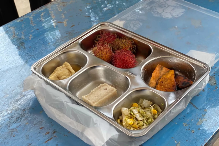 Menu Makan Bergizi Gratis minggu keempat di SMA Negeri 10 Surabaya, tidak ada nasi dan susu.