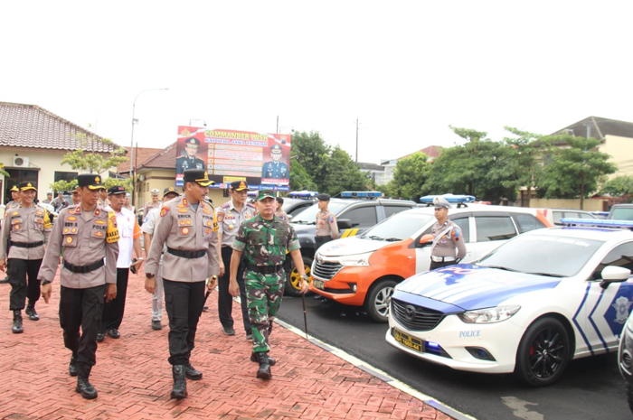 Kapolres Jepara AKBP Erick Budi Santoso memimpin&nbsp;apel gelar pasukan dalam rangka Operasi Keselamatan Lalu Lintas Candi 2025 di halaman Mapolres, Senin (10/2).