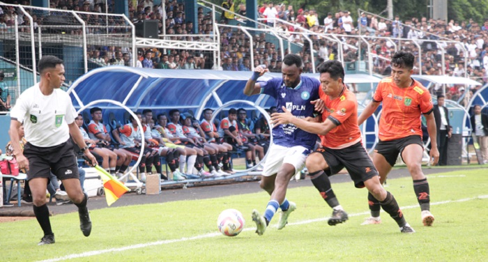 TUNJUKKAN KELASMU: Richard Gadze pemain Persiku berusaha mengamankan bola dari sergapan pemain Bojonegoro di Stadion Wergu Kudus kemarin.