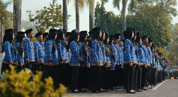 MASIH MENUNGGU: Para ASN Pemkab Jepara mengikuti upacara di halaman Setda Jepara belum lama ini.