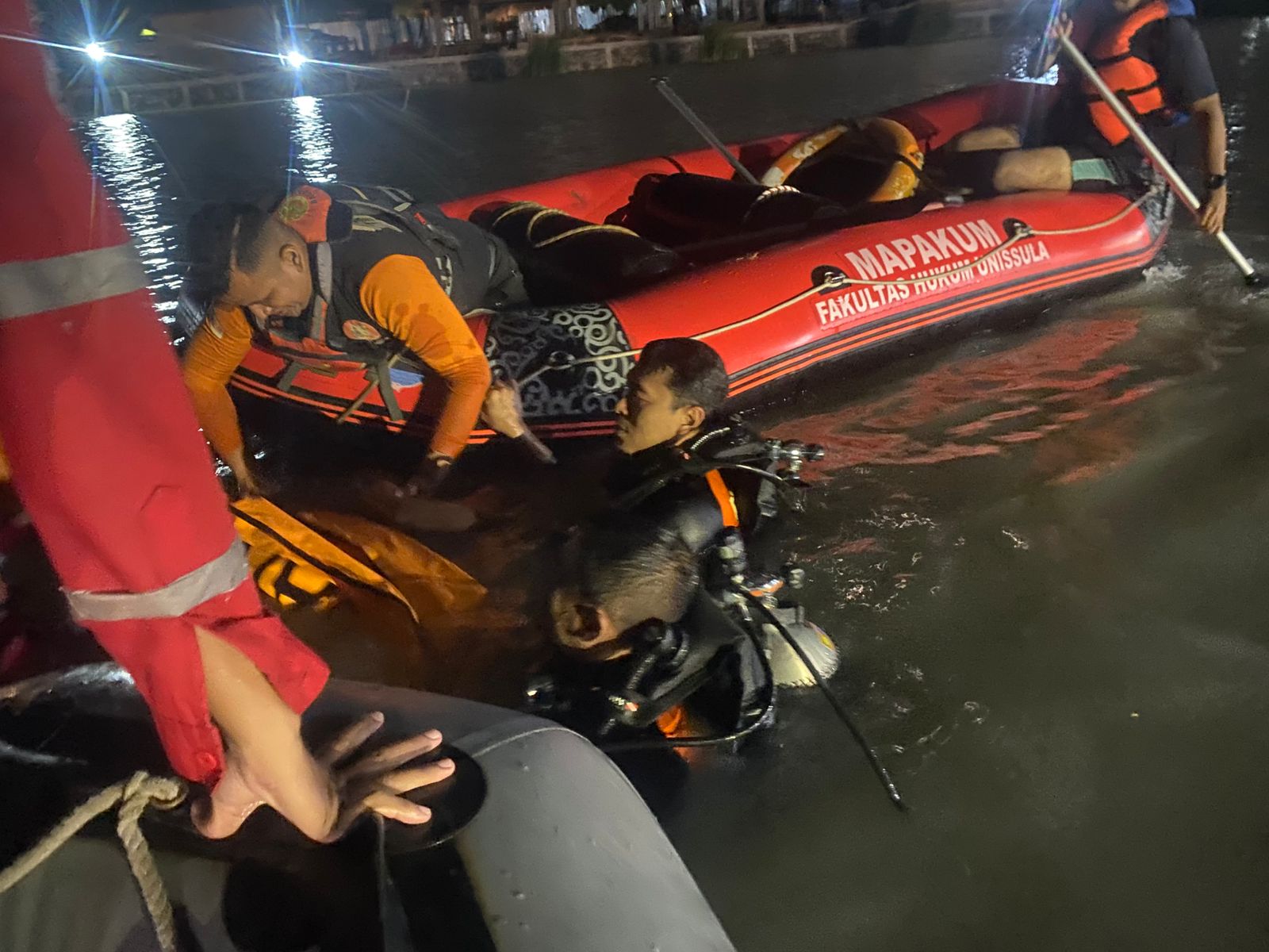 DITEMUKAN: Proses evakuasi korban di dari kolam retensi pada Selasa (11/2) malam.