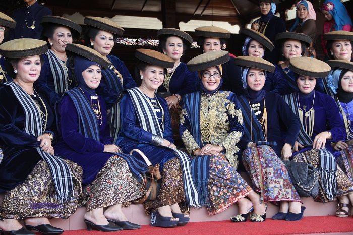 Terapkan Pakaian Adat Kudus Lengkap
