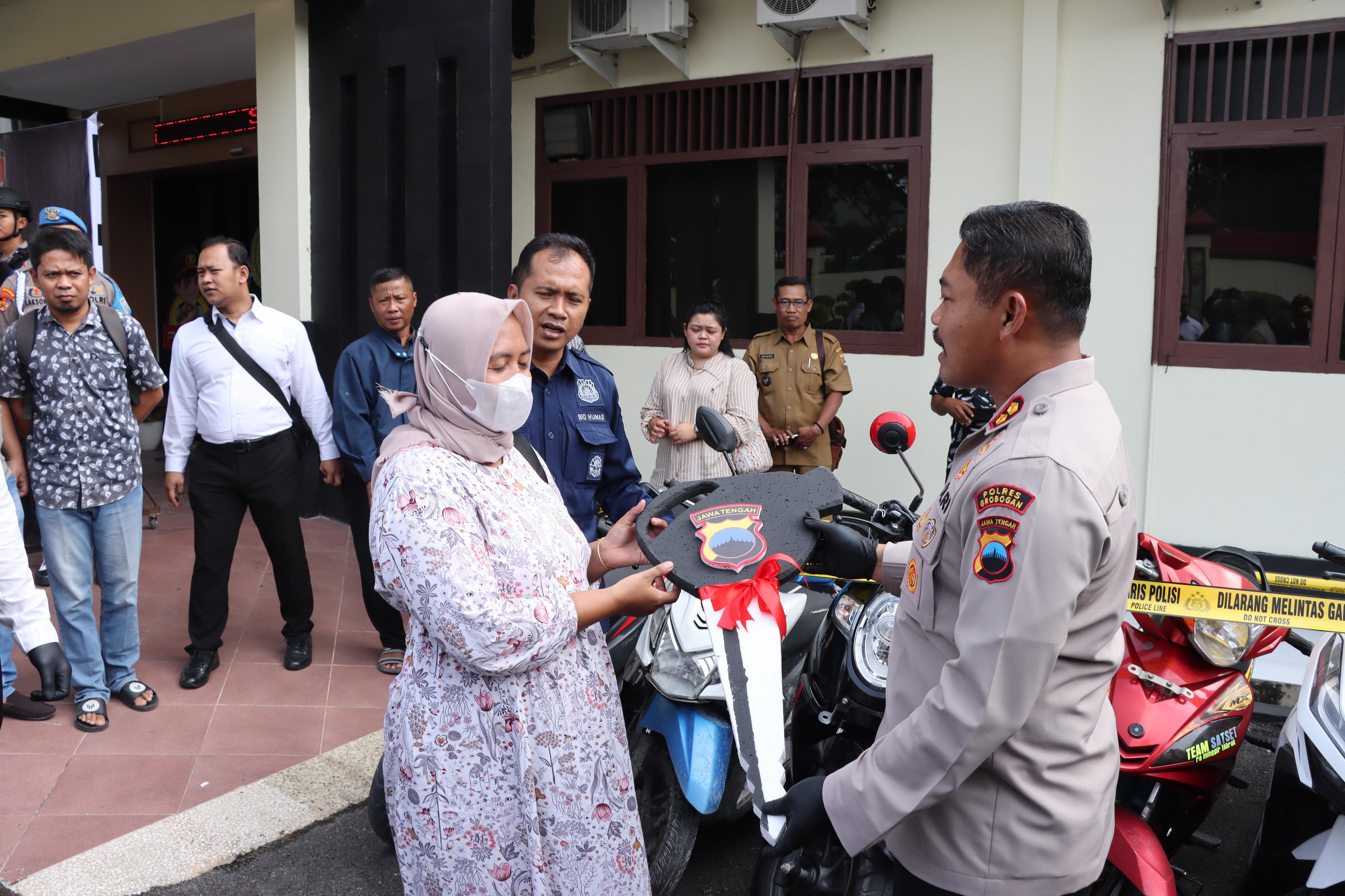 SERAHKAN SEPEDA MOTOR: Kapolres Grobogan AKBP Ike Yulianto Wicaksono menyerahkan kunci dan sepeda motor dari barang bukti kasus curanmor yang berhasil diungkap Polres Grobogan.