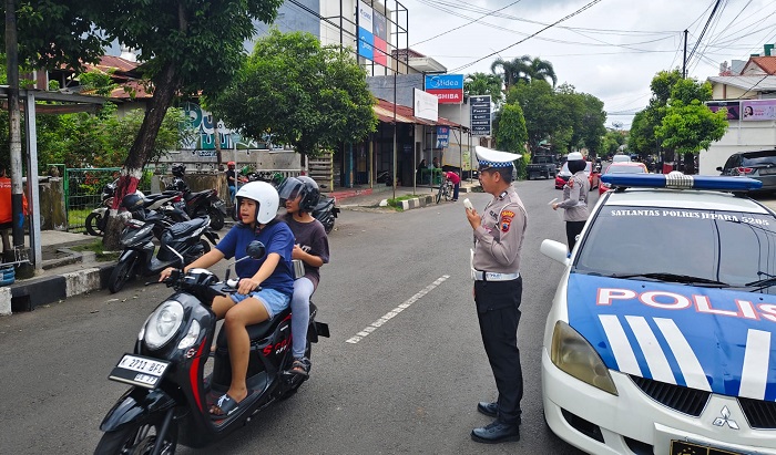 Polisi Gencarkan Edukasi Tertib Berlalu Lintas Dalam Operasi Keselamatan Candi 2025 di Jepara.