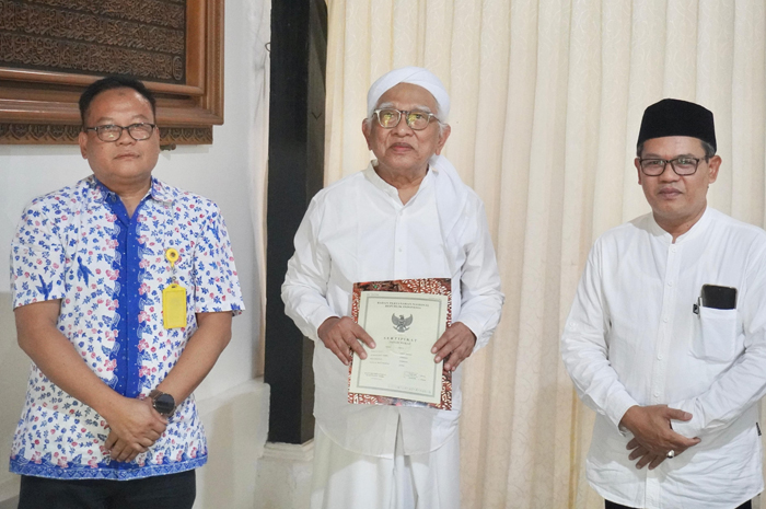 SERAHKAN SERTIFIKAT: KH Ahmad Mustofa Bisri menunjukan sertifi kat yang dikeluarkan Kementerian ATR/BPN didampingi kepala kantor Kemenag Rembang, Moh. Mukson.