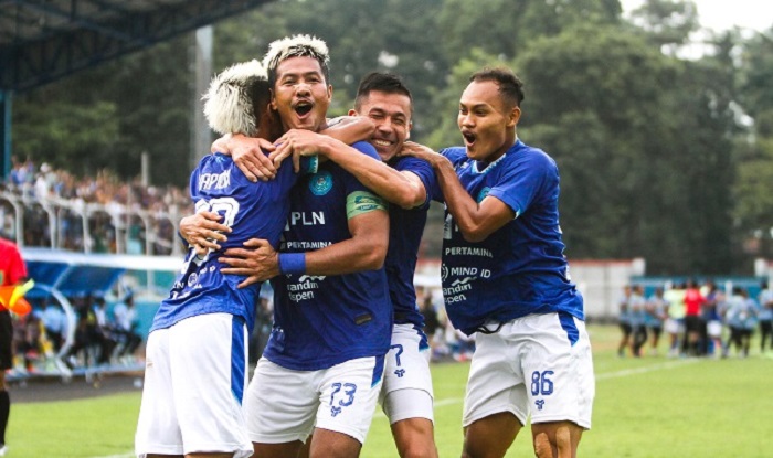 BERBUAH MANIS: Pemain Persiku Kudus Jajang Mulayana (dua dari kiri) merayakan golnya usai membobol gawang Gresik United di Stadion Wergu Wetan kemarin.