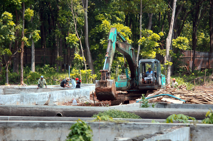 TETAP GAS: Pekerja merampungkan pembangunan IPLT di TPA Bandengan sebagai penunjang TPST RDF beberapa waktu lalu.
