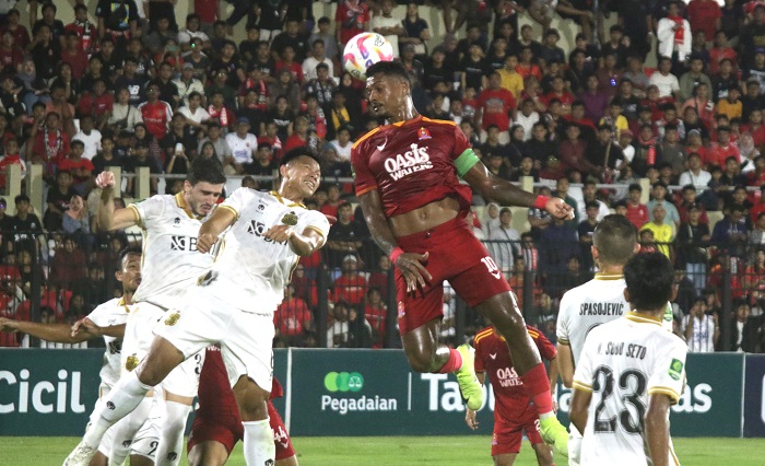 KESEMPATAN: Penyerang Persijap Rosalvo Junior menendang bola ke gawang Bhayangkara Presisi FC dalam laga Liga 2 di Stadion GBK Jepara Rabu (12/2).