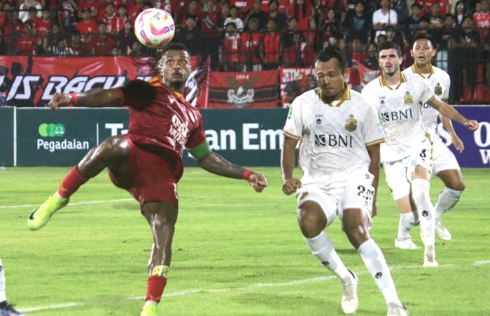 KESEMPATAN: Penyerang Persijap Rosalvo Junior menendang bola ke gawang Bhayangkara Presisi FC dalam laga Liga 2 di Stadion GBK Jepara Rabu (12/2).