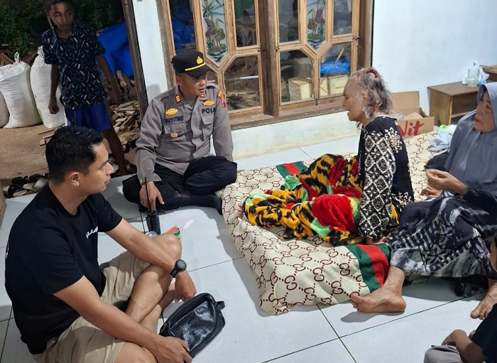 MENGELUH SAKIT: Warga Desa Suwawal RT 5/RW 2, Yuriah korban pencurian alami luka di tempurung kepala.