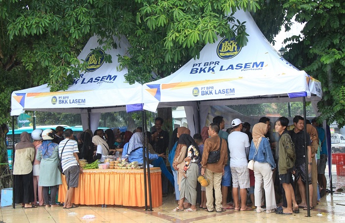BASAH KUYUB: Warga Kabupaten Rembang rela basah kuyub demi mencicipi durian lokal di alun-alun Rembang.