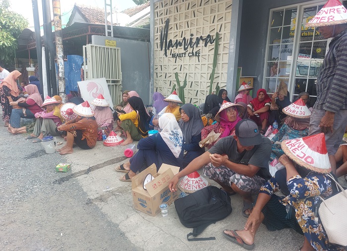 DUDUK: Puluhan petani Desa Pundenrejo, Tayu menunggu bersama di depan kantor BPN Pati kemarin.