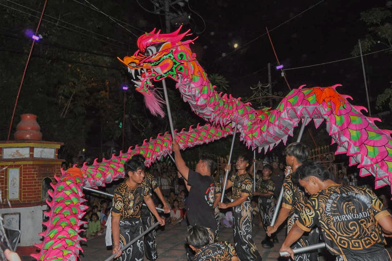 RAMAI: Situasi atraksi barongsai dan liong di Kelenteng Hok An Bio Purwodadi saat puncak perayaan Cap Go Meh.