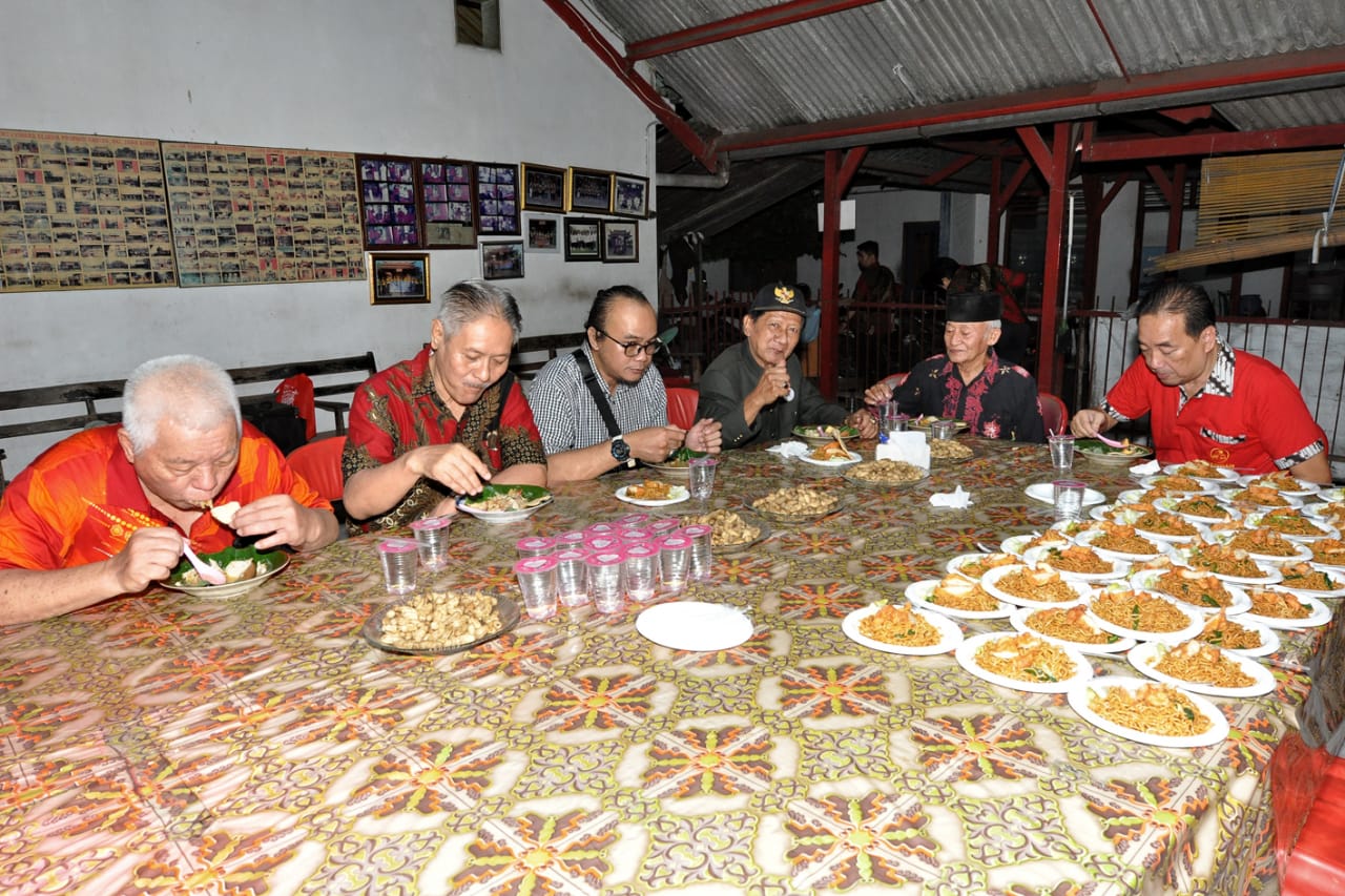 MAKAN BERSAMA: Sejumlah umat Konghucu dan FKUB menyantap hidangan lontong Cap Go Meh.