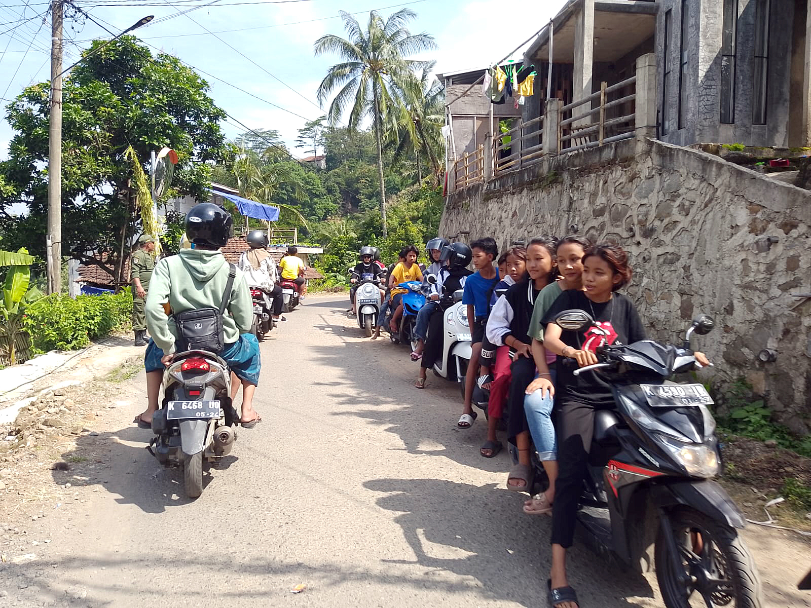 RAMAI: Jalan sempit di Desa Rahtawu ramai dilewati wisatawan dan warga setempat, belum lama ini.