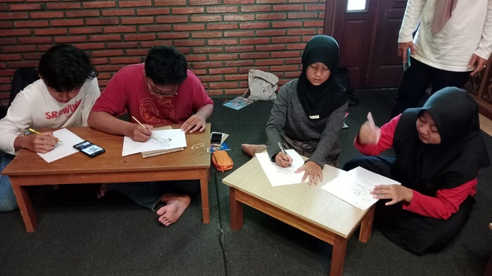 GAMBAR: Peserta menggambar bertema cupid, belum lama ini.