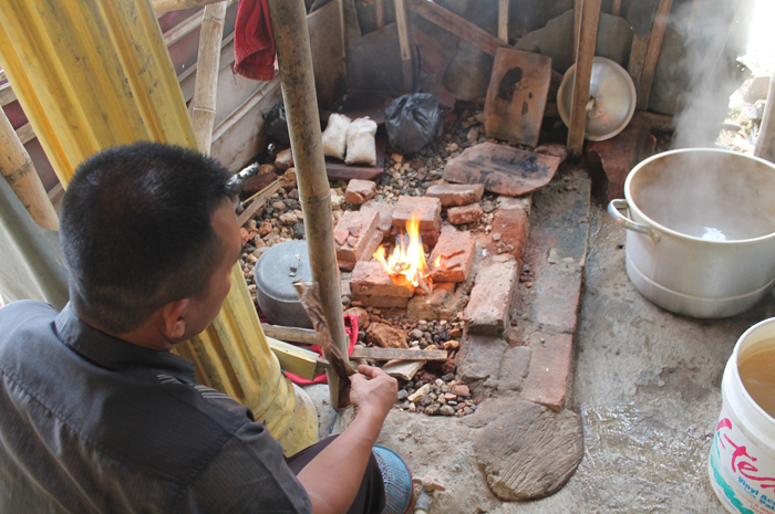 GAS RAWA: Warga di Kabupaten Grobogan saat memanfaatkan gas rawa.