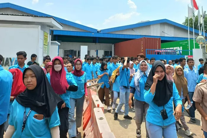 KELUAR: Suasana di salah satu pabrik di Jepara saat pergantian sif pekerja.
