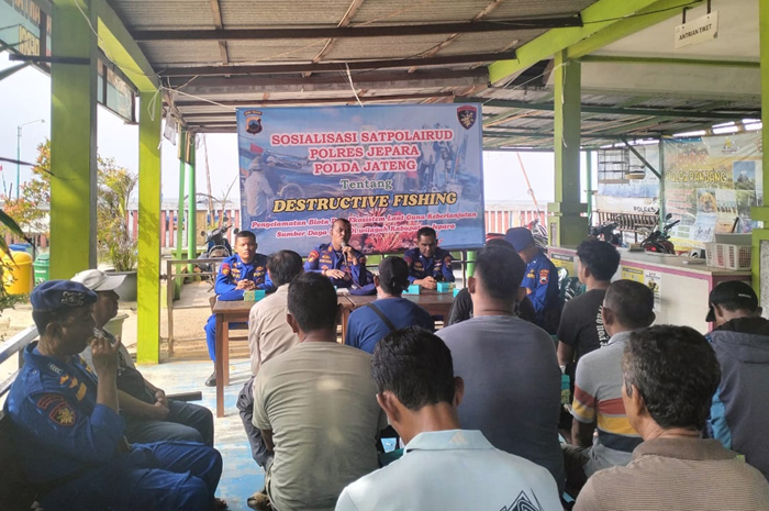 Satuan Kepolisian Perairan dan Udara (Satpolairud) Polres&nbsp;Jepara melakukan sosialisasi kepada nelayan&nbsp;di aula Sapta pesona Pantai Kartini Jepara, pada Kamis (13/2).