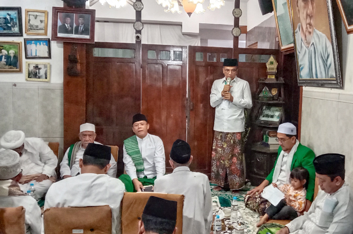 MENUJU MUKTAMAR PPP: Dari kanan Muhammad Romahurmuziy, KH. Muhammad Idror Maemoen, Sekjen PPP Arwani Thomafi, Ketua DPP PPP Mardiono, dan KH. Ubab Maemoen.    &nbsp;