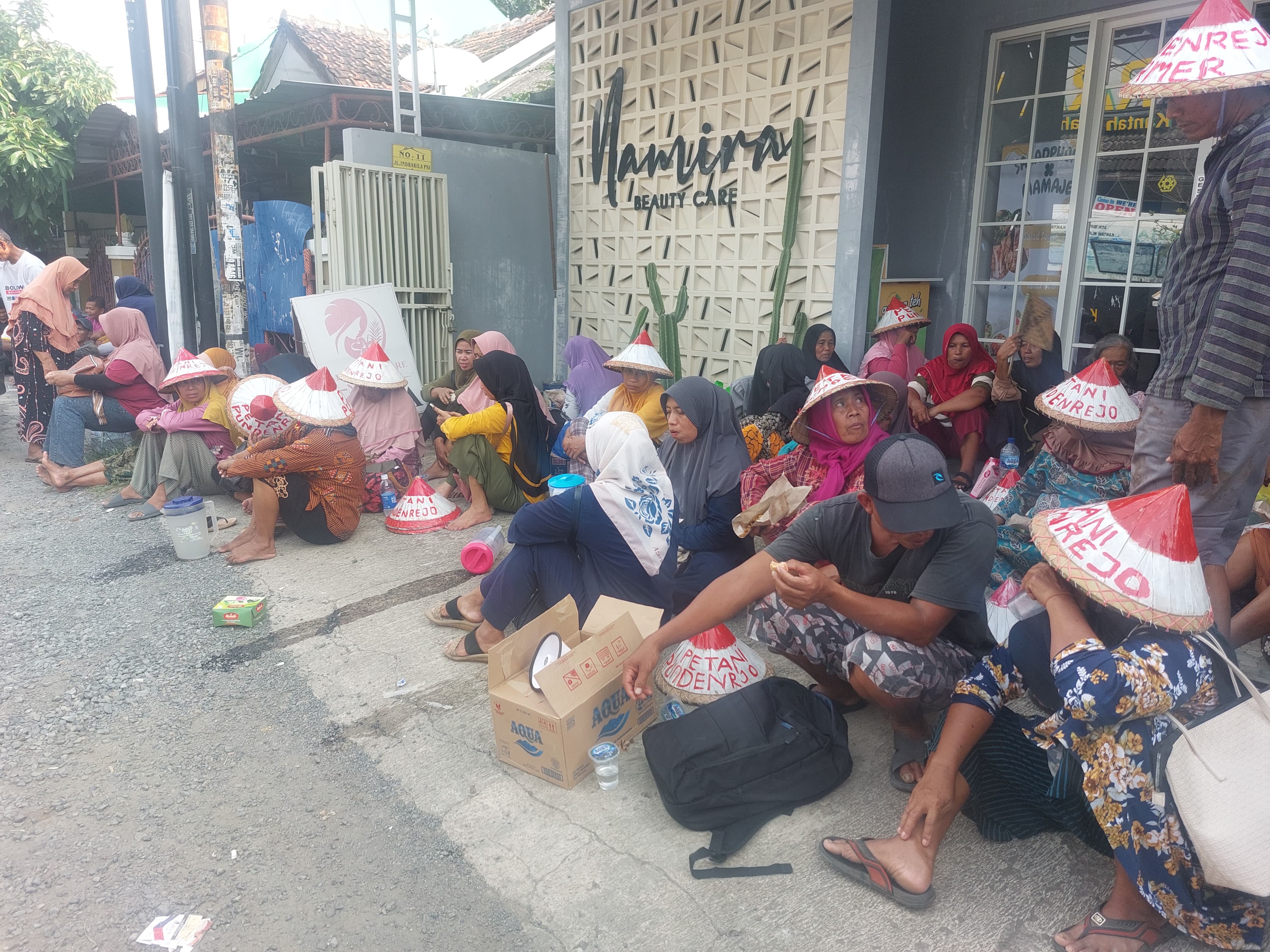 &nbsp;  DUDUK: Puluhan petani Desa Pundenrejo, Tayu menunggu bersama di depan kantor BPN Pati pada Kamis, 13 Februari 2025.