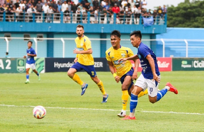 KURANG BERUNTUNG: Pemain Persiku Chandra Waskito (kanan) berebut bola dengan pemain Gresik United.