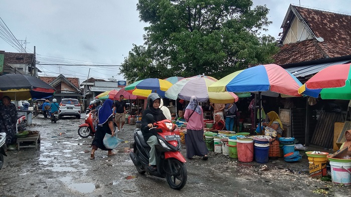 BECEK: Warga sedang beraktifitas di area Pasar Rembang beberapa waktu lalu