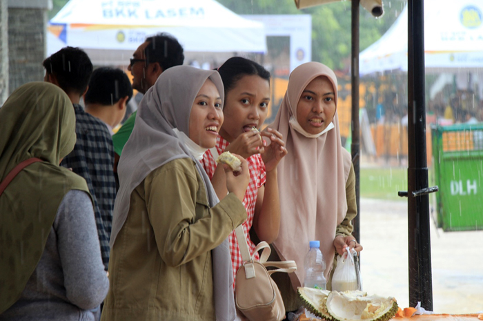 BASAH KUYUB: Warga Kabupaten Rembang rela basah kuyub demi mencicipi durian lokal di alun-alun Rembang.