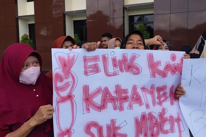 DIPEGANG: Warga Desa Sambirejo, Gabus mendatangi Pengadilan Negeri (PN) Pati kemarin.