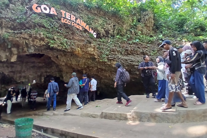 ANTUSIAS: Rombongan wartawan dari berbagai daerah di Jawa Tengah saat mengunjungi wisata Goa Terawang