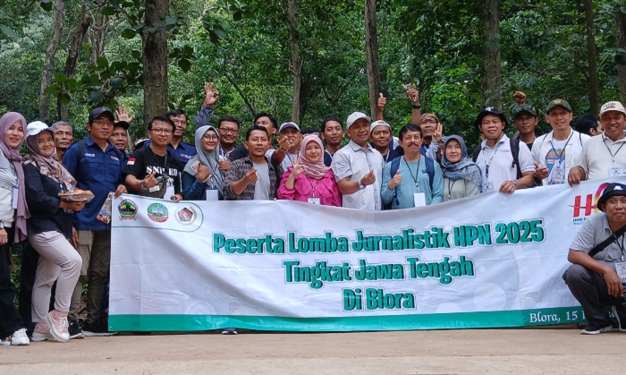 ANTUSIAS: Rombongan wartawan dari berbagai daerah di Jawa Tengah Foto Bersama saat mengunjungi wisata Goa Terawang