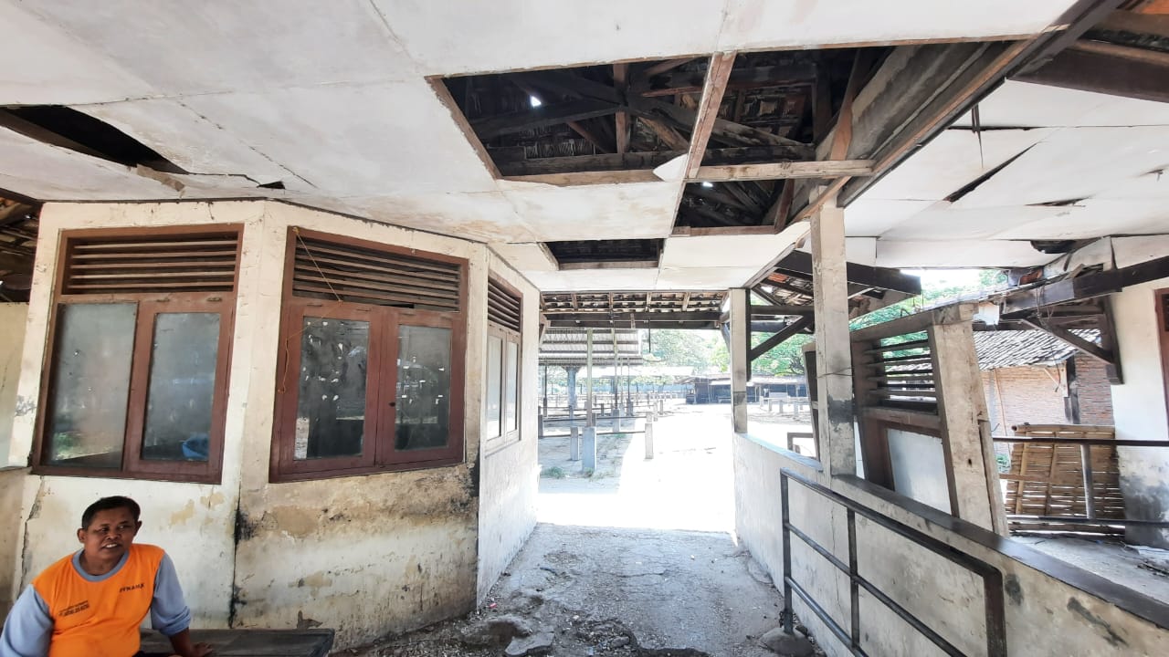 RUSAK: Kondisi kantor yang ada di Pasar Hewan Kunden Wirosari.