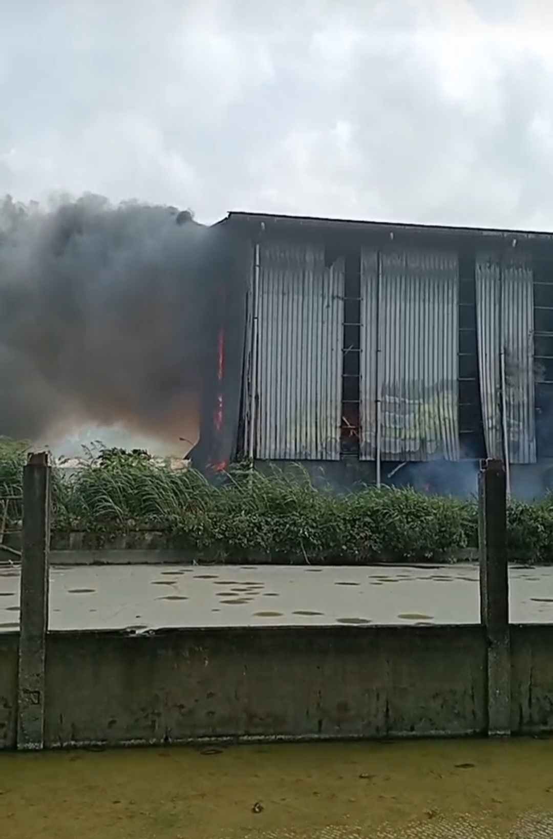 DISIRAM: Petugas memadamkan kobaran api di Gudang Ampas Tebu PG Pakis pada Jumat, 14 Februari 2025.&nbsp;