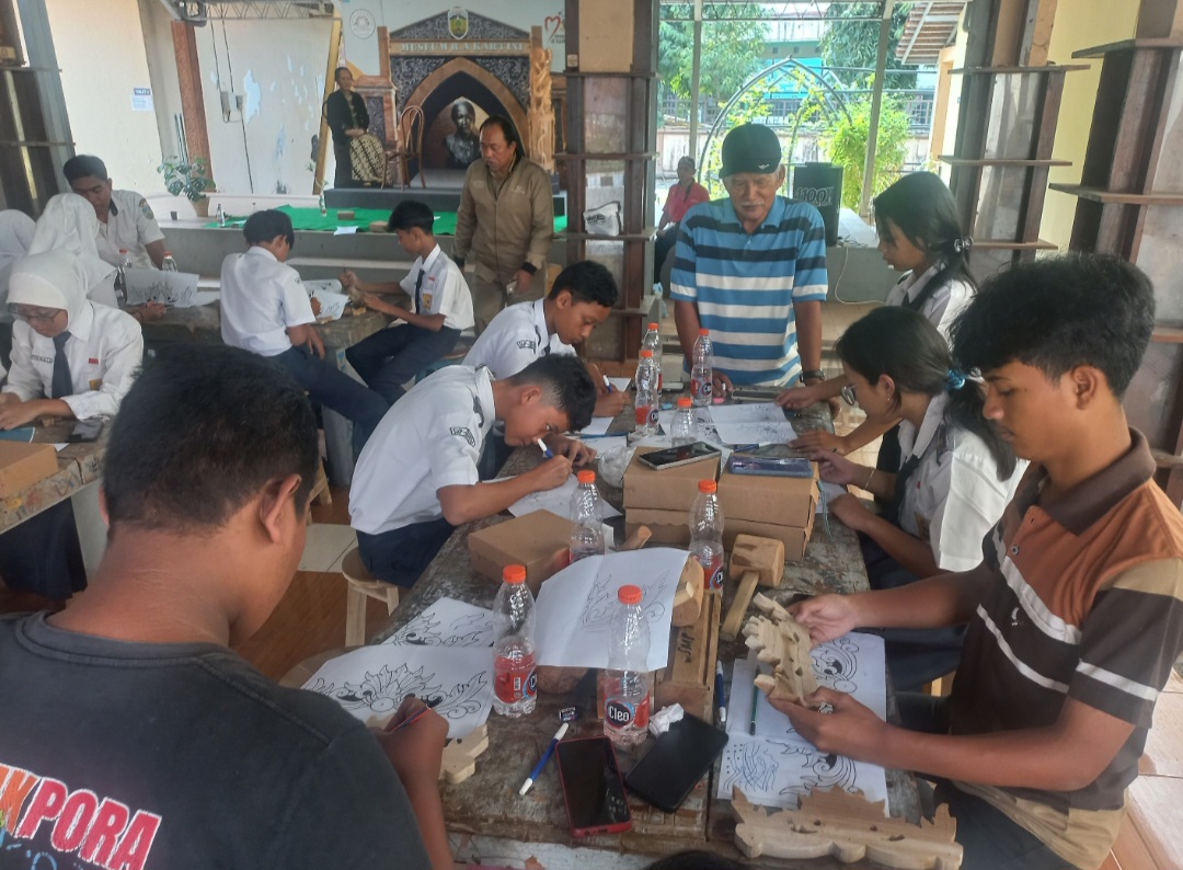 KREATIF: Para pelajar SMP diajari mengukir di Museum RA Kartini baru-baru ini.