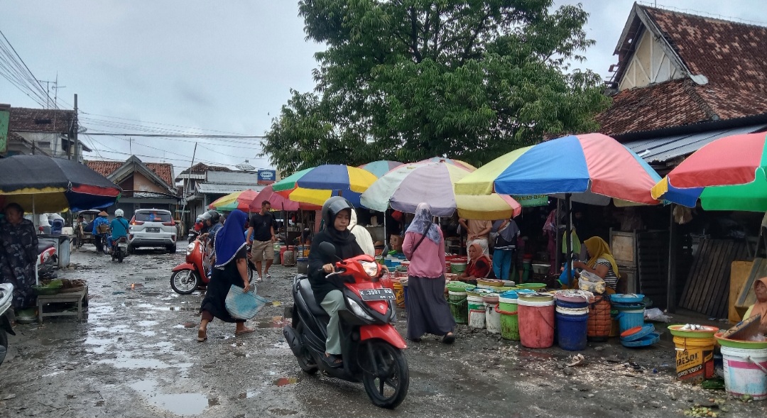 BECEK: Kondisi salah satu pasar tradisional Rembang yang becek dan kumuh.