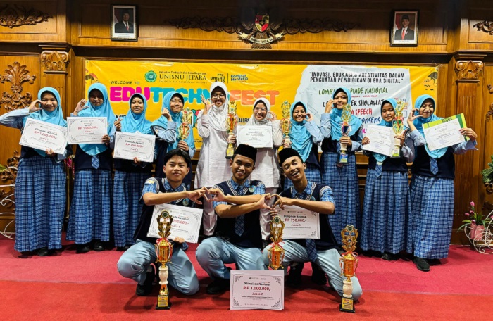 Siswa MAN 2 Kudus berhasil meraih gelar Juara Umum dalam ajang Edu Techno Fest 2025