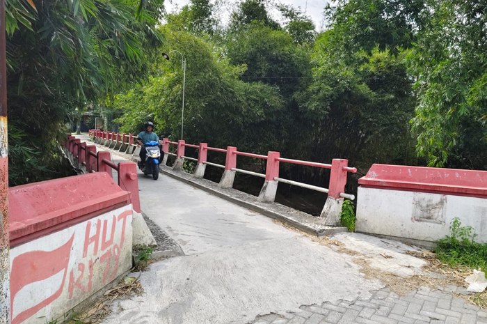 JEMBATAN PENGHUBUNG: Warga sering melihat penampakan ular dan anak kecil ketika malam saat Jembatan penghubung warga lingkungan Bakalan, Kelurahan Kalongan, Purwodadi dengan Dusun Tempel, Desa Ngraji.