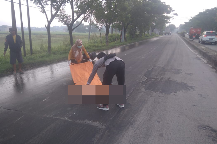 EVAKUASI: Petugas sedang mengevakuasi korban laka maut di&nbsp;Jl Gajah Mada Grobogan, Minggu (16/2).