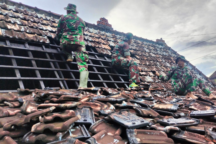 PERBAIKAN: Kerusakan terjadi akibat terjangan angin puting beliung di Desa Tambahmulyo Kecamatan Gabus.