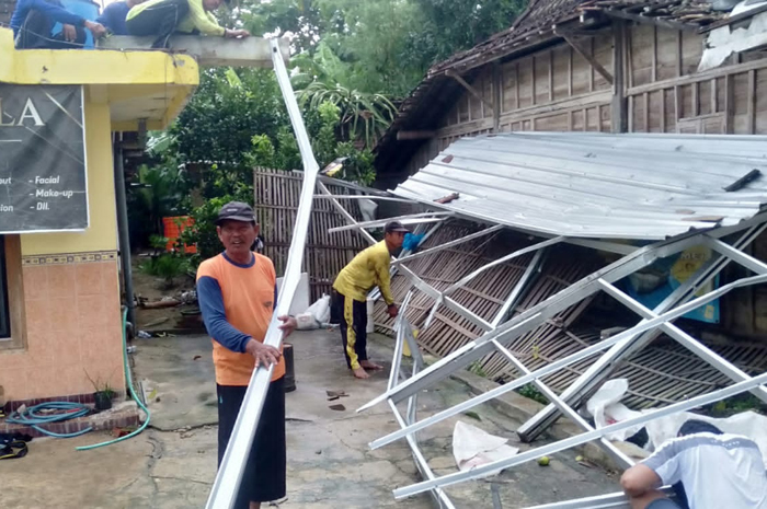 PERBAIKAN: Kerusakan terjadi akibat terjangan angin puting beliung di Desa Tambahmulyo, Kecamatan Gabus.